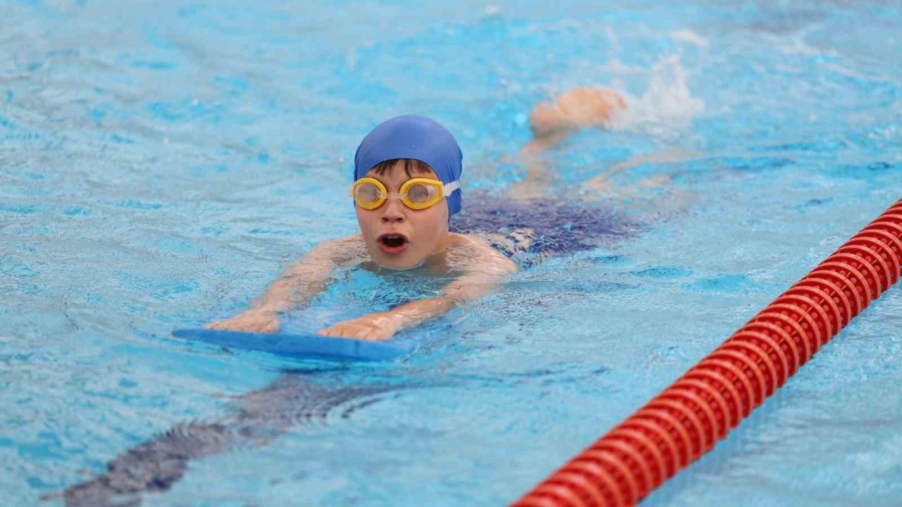 Büyükşehir Yaz Okulları’nda Minik Yüzücülerin Sertifika Heyecanı