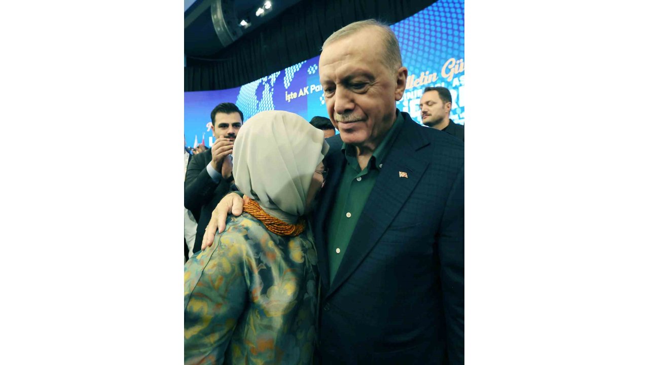 Emine Erdoğan, Cumhurbaşkanı Erdoğan’ın Konuşması Sırasında Duygulandı