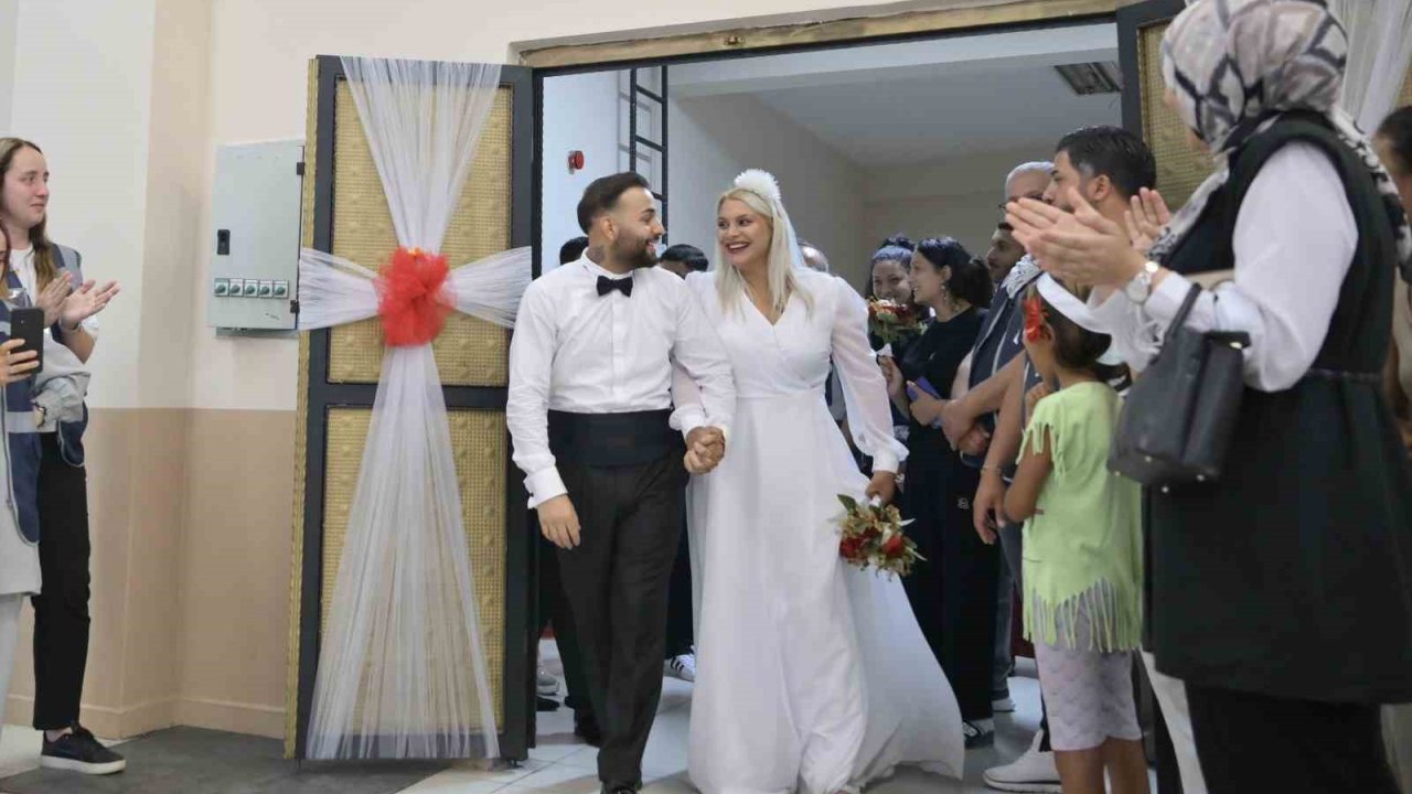 Esenyurt’ta Roman Çiftlere Düğün Havasında Toplu Nikah Töreni