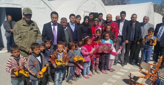 Samsat Kaymakamı Yıldırım, köylerdeki depremzedeleri çadırlarında ziyaret etti
