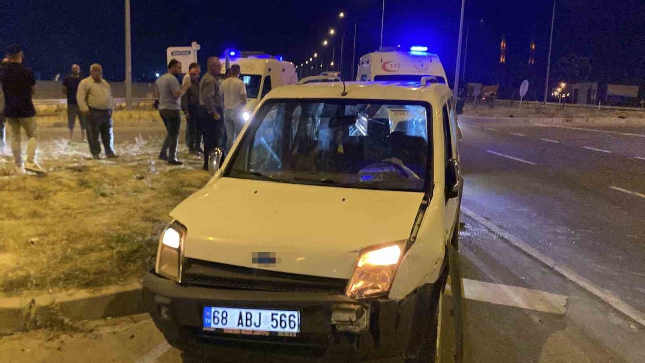 Aksaray’da Hafif Ticari Araç Otomobille Çarpıştı: 1 Yaralı