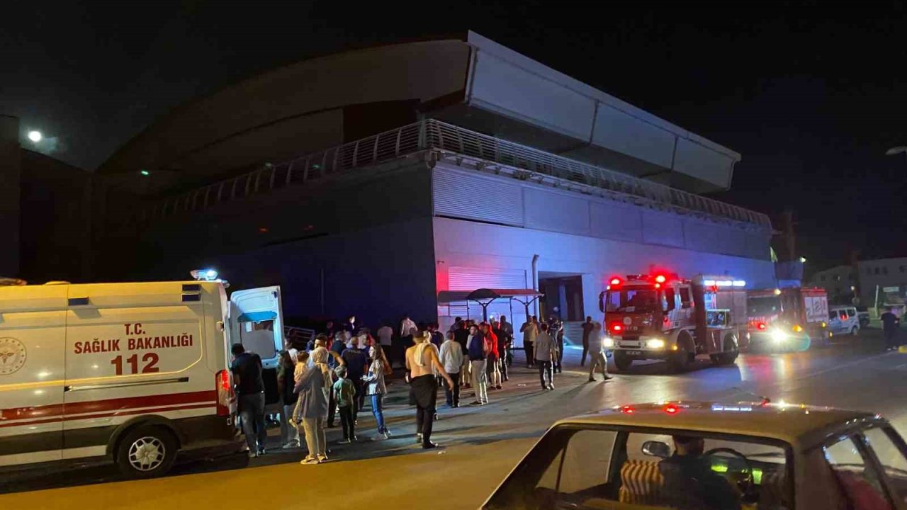 Düğün Salonunda Korkutan Yangın: 2’si Çocuk 4 Kişi Dumandan Etkilendi