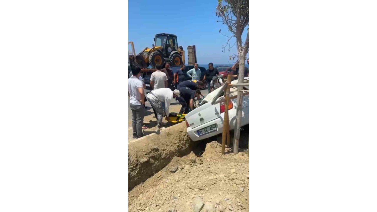 Arsuz’da Orta Refüje Devrilen Otomobilin Sürücüsü Yaralandı