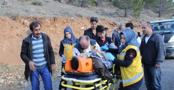 Motosikletle kamyonet çarpıştı: 1’i ağır 2 yaralı