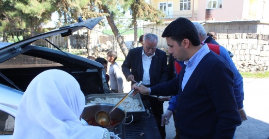 Samsat Kaymakamı Yıldırım depremzedelere yemek dağıttı