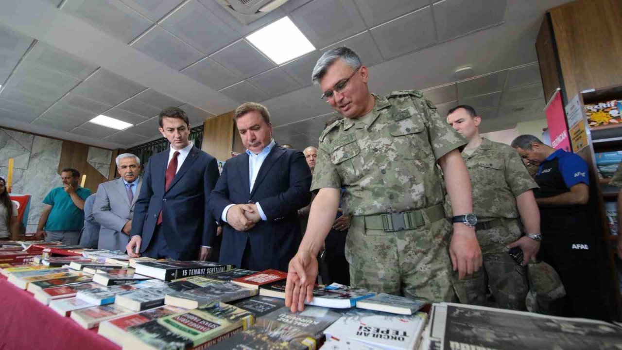 Erzincan’da 15 Temmuz Kitap Ve Resim Sergisi’nin Açılışı Yapıldı