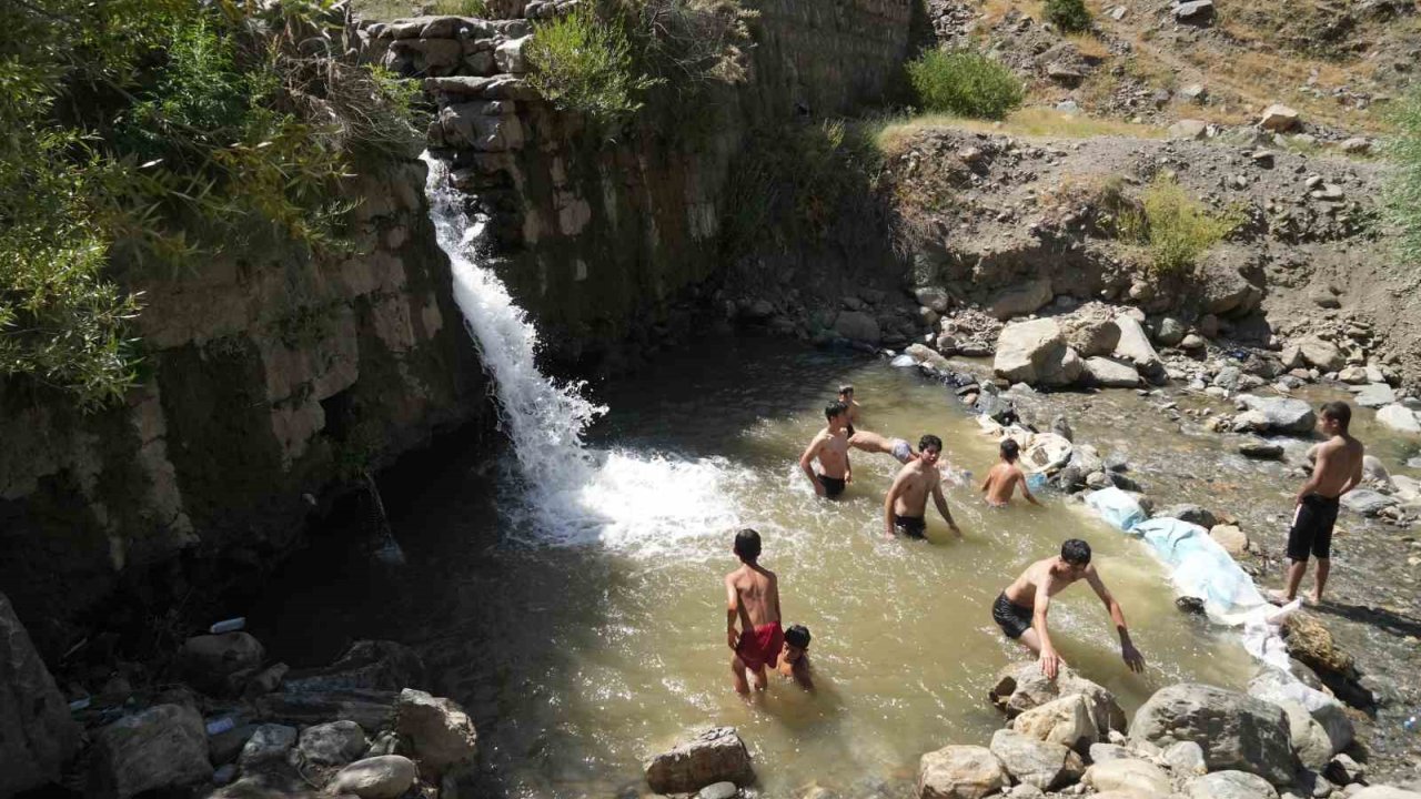 Muşlu Çocuklar Çar Çayı’nda Serinliyor