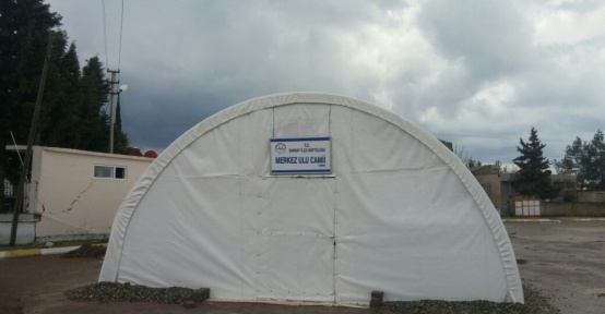 Depremin vurduğu Samsat’ta çadırda namaz