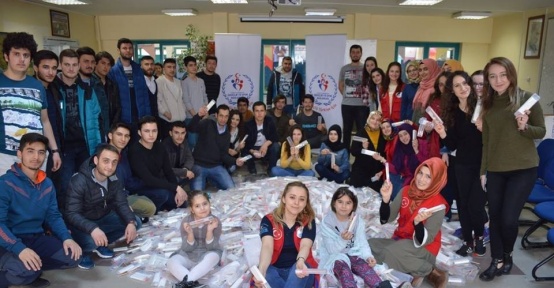 İhtiyaç sahibi öğrenciler için kırtasiye malzemeleri topladılar