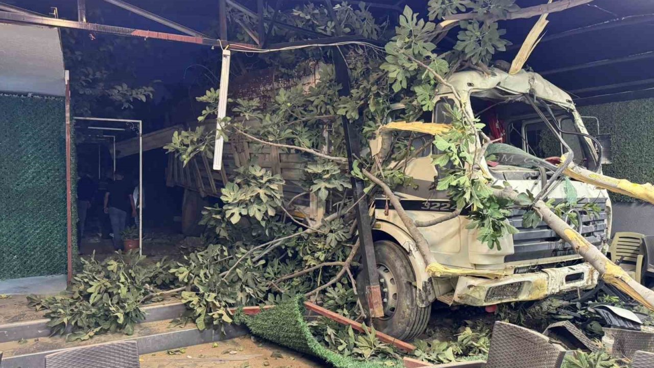 Kontrolden Çıkan Demir Yüklü Kamyon Restoranın Bahçesine Uçtu: 2 Yaralı