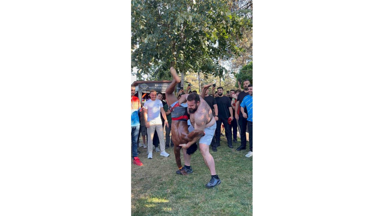 Dünyaca Ünlü Yayıncı Speed, Çekmeköy’de Yağlı Güreş Yaptı