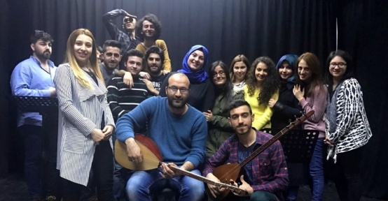 Piyano çalarken korkan adam videosunun yerli versiyonu