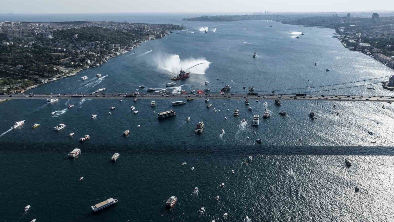 Boğaz’dan 15 Temmuz Geçişi: 253 Şehidin Anısına 253 Tekne Ve Bot Boğazı Selamladı