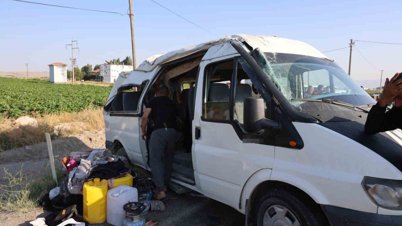 Tarım İşçilerini Taşıyan Minibüs Takla Attı: 9 Yaralı