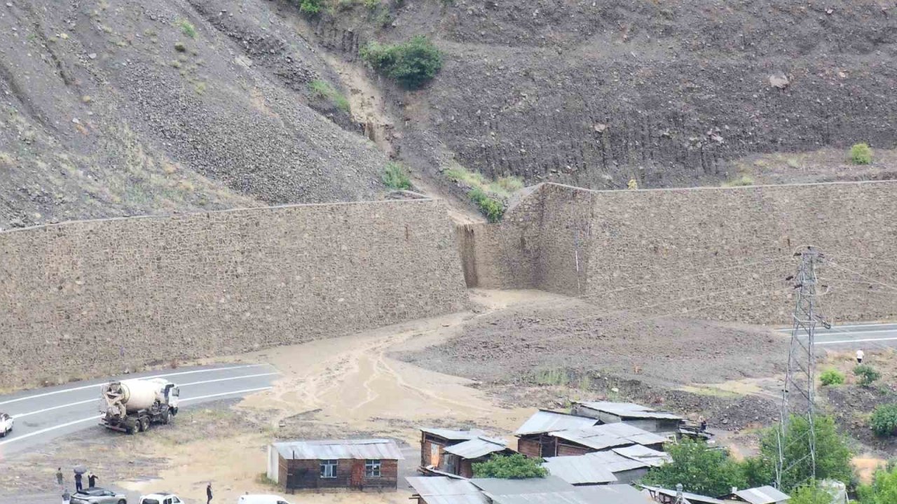 Artvin’de Heyelan: Yol Trafiğe Kapandı