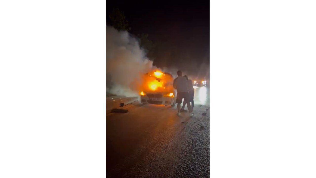 Arnavutköy’de Seyir Halindeki Araç Alev Alev Yandı