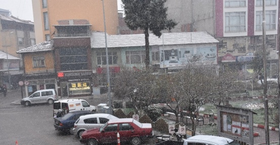 Dursunbey’de kar yağışı etkili oluyor