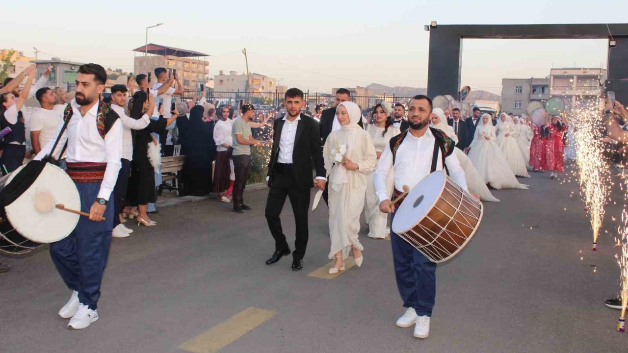 Siirt’te 40 Çift Toplu Nikahla Dünyaevine Girdi