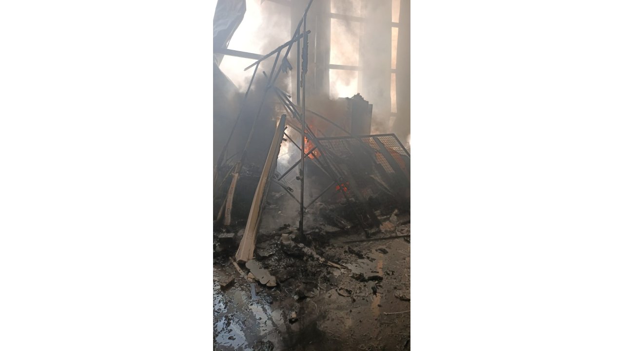 İş Yerinde Çıkan Yangın Diğer Dükkanlara Sıçramadan Söndürüldü