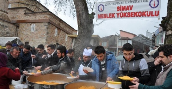Üniversiteli gençlerin pilav ve hoşaf ikramı