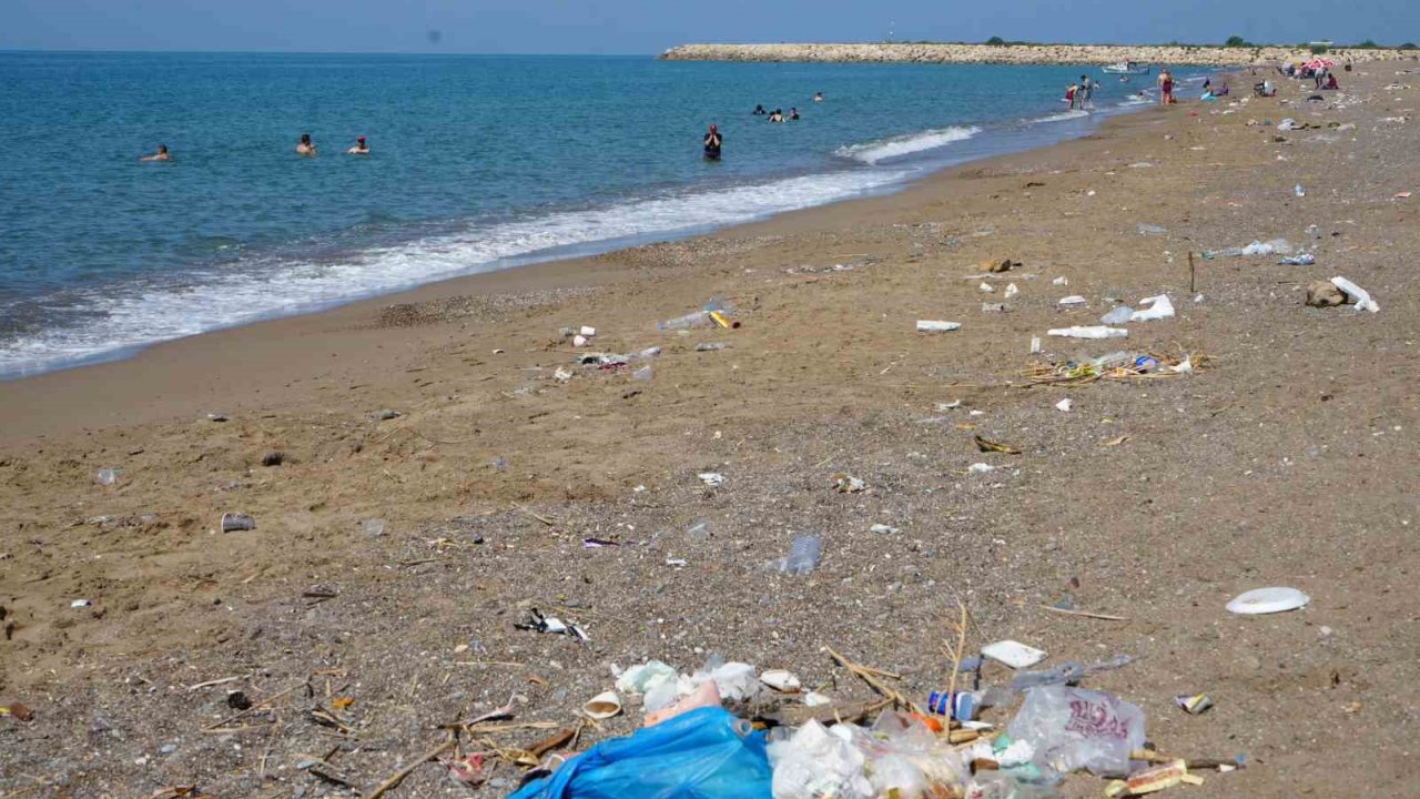 Çardaklardan Arındırılıp Özgürleştirilen Kumköy Sahili Şimdi De Çöplerle Boğuşuyor