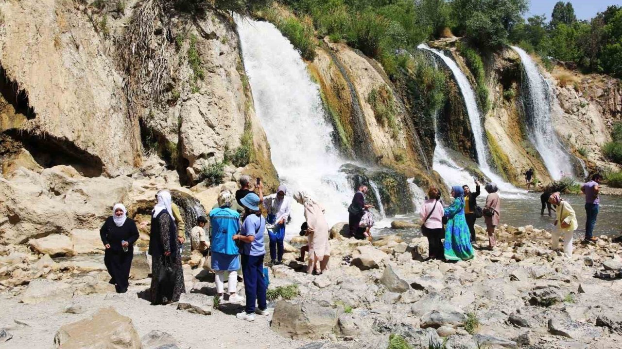 Van Büyükşehir Belediyesi Yaşlılara Moral Gezisi Düzenledi