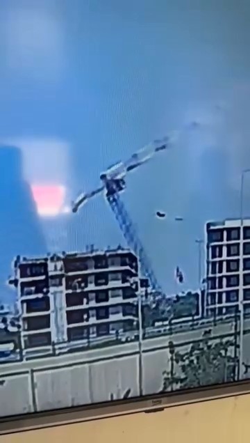 İnşaat Alanındaki Vincin Devrilme Anı Kamerada