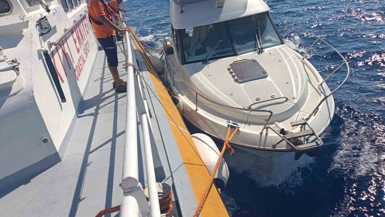 İçinde 9 Kişi Bulunan Ve Su Alan Tekne Kıyem Ekiplerince Kurtarıldı