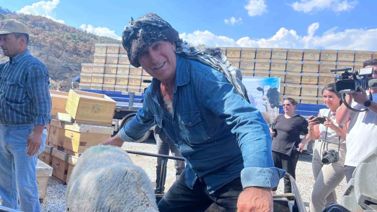 İzmir’de Orman Yangınlarından Etkilenen Vatandaşların Yaraları Sarılıyor