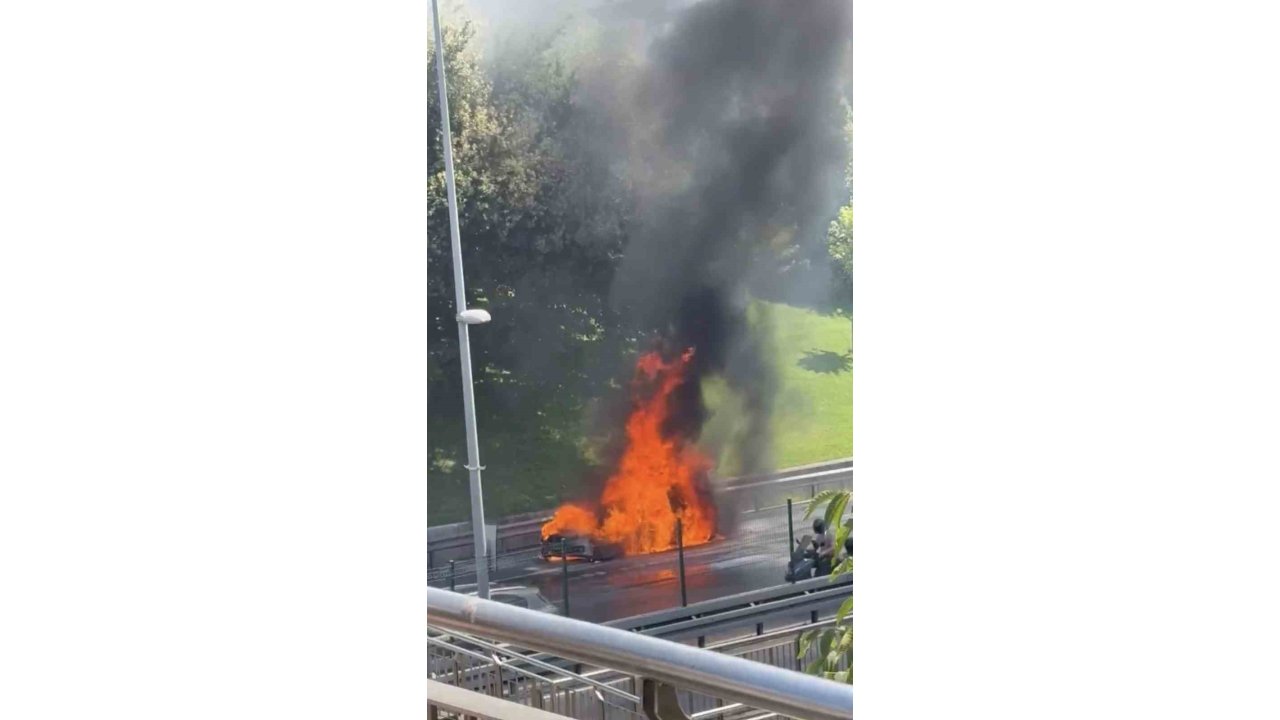 Üsküdar’da Lüks Otomobil Alev Alev Yandı