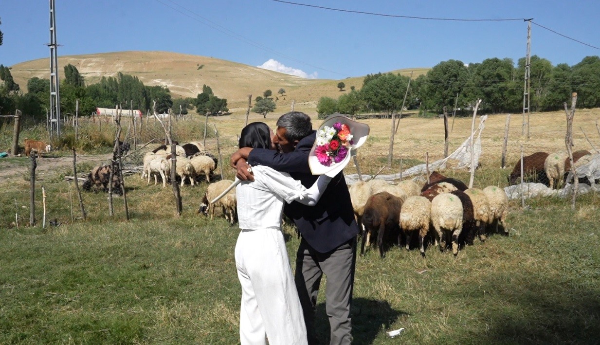 Çimen, Yks Sevincini Babasıyla Çiçekli Sürprizle Paylaştı