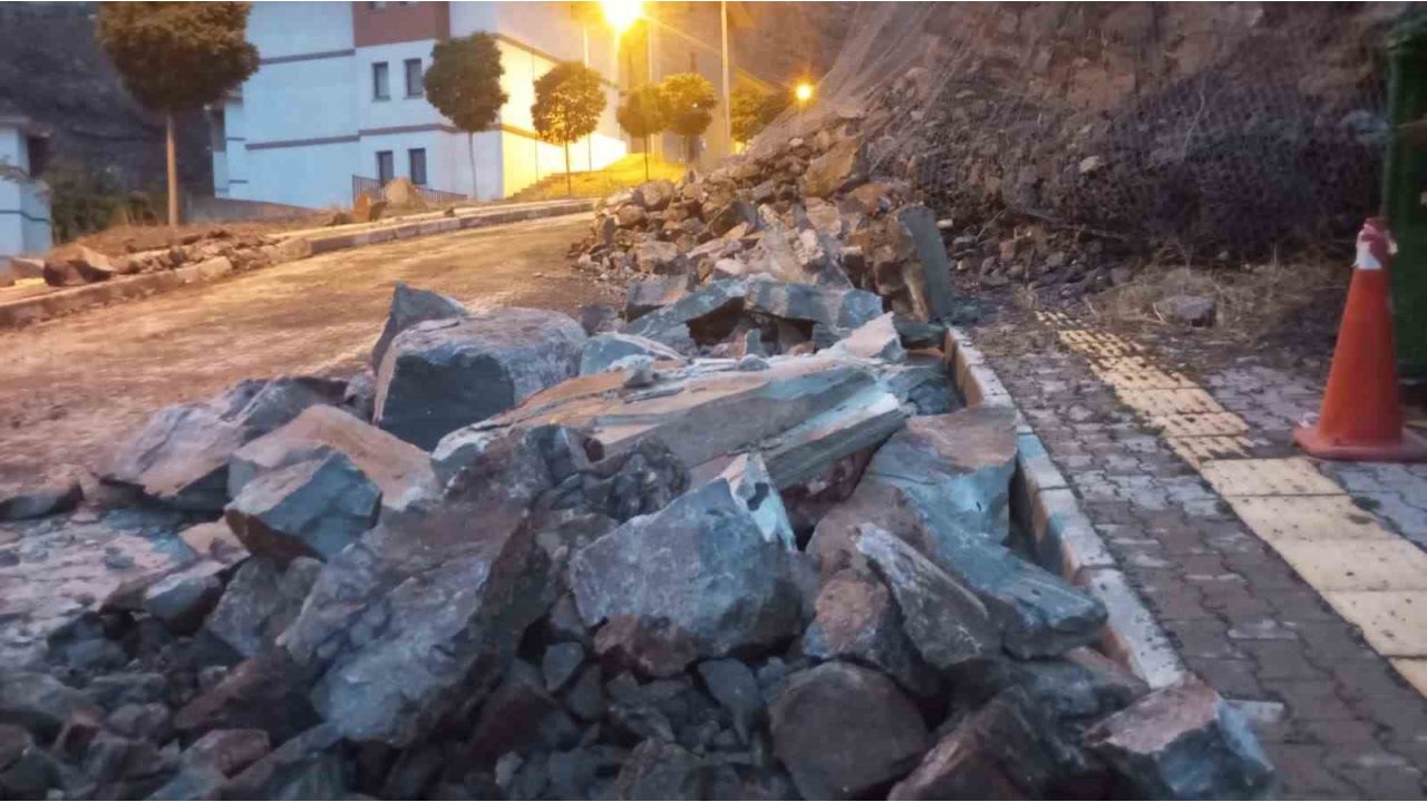 Artvin’de Fırtına Çatıları Uçurdu