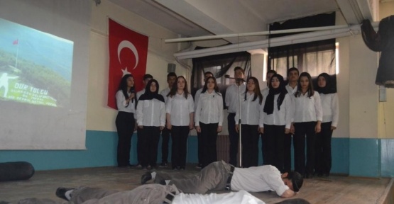 Manisa şehitlerini andı