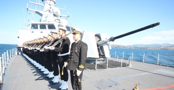 Deniz Kuvvetlerine ait gemiler Çanakkale Boğazında resmi geçit töreni yaptı