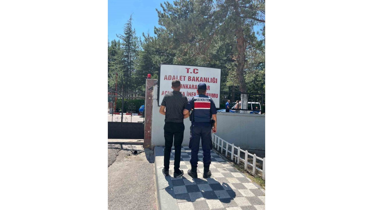 Uyuşturucu Ticareti Suçundan Aranan Şahsı Jandarma Yakaladı