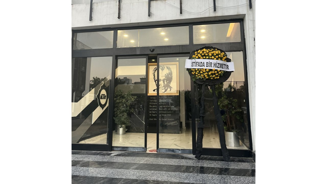 Altay Taraftarından Siyah Çelenk Protestosu